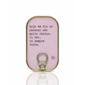 chocolate para presente com mensagem divertida - Lata de sardinhas de chocolate – Hoje em dia as pessoas são muito chatas. Tu não. Tu sempre foste.